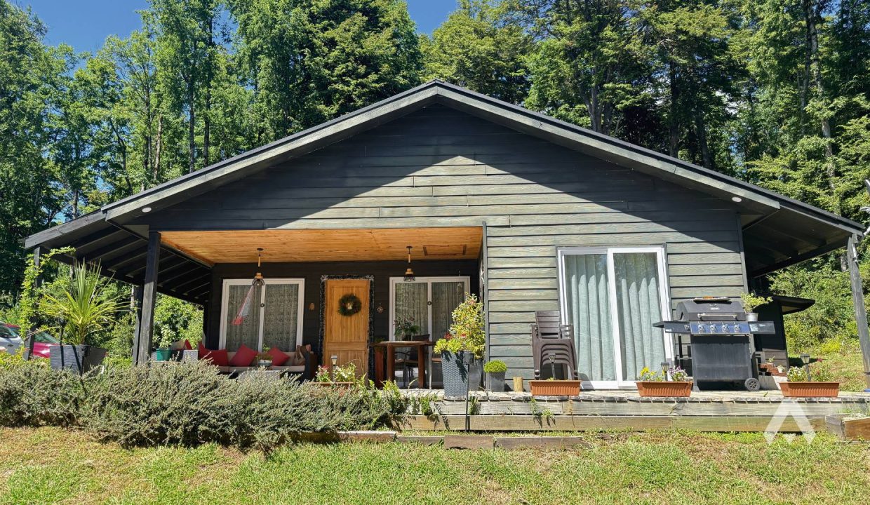 Parcela con dos casas y piscina en Pucón 1