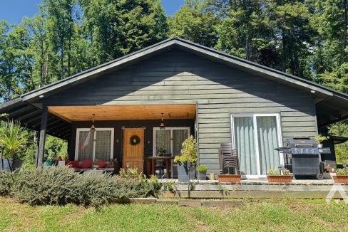 Parcela con dos casas y piscina en Pucón 1