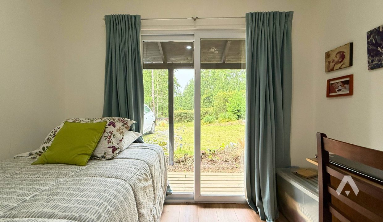 Parcela con dos casas y piscina en Pucón 12